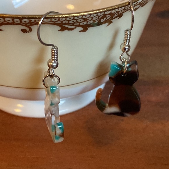 ‼️💲3 SALE‼️ Beautiful vintage inspired cat earrings! - Picture 3 of 7